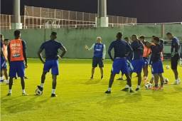 El técnico Fabián Coito dirigiendo su primer entreno de Honduras con Andy Najar y los legionarios de MLS. Fotos @FenafuthOrg