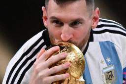 Messi besando la copa más linda que ganó en toda su carrrera.