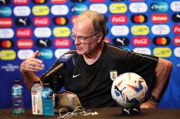 Marcelo Bielsa le hizo una tremenda broma a su jugador, Maxi Araújo.