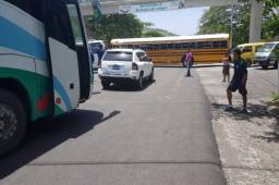 Momentos en que el portero Woodrow West abordaba e bus que los conduce hasta San Lorenzo.