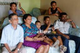 Los abuelos y primos del Choco Lozano siguiendo al delantero del Girona ante Real Madrid en el Bernabéu. Fotos Neptalí Romero
