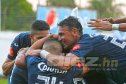 Los jugadores de Motagua celebran el gol anotado por Kevin López.