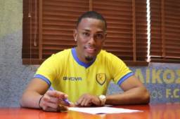 El hondureño Deiby Flores firmando su contrato con el Panetolikos de Grecia.