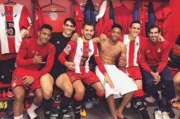 El Choco Lozano festejando con sus compañeros en el vestidor del Girona.