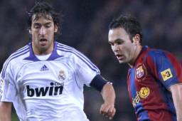 Raúl y Andrés Iniesta disputando el balón en el último clásico sin Messi y Cristiano.