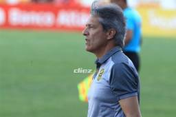 El técnico del Real España, Carlos Restrepo, dice que a su equipo le faltó contundencia ante Olimpia en el Nacional. Foto Ronald Aceituno