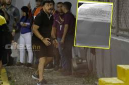 Momento en que 'Tato' salió del camerino a calmar aficionados del Real España.