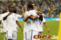 Los jugadores hondureños Jerry Bengtson, Carlo Costly y Maynor Figueroa (al fondo) celebran el triunfo de Honduras en el Azteca. Foto Delmer Martínez
