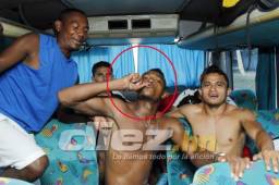 Esta es la polémica imagen del jugador Henry Martínez simulando que fuma hierba en un claro mensaje para el entrenador del Olimpia, Héctor Vargas.