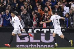 Rodrigo celebrando su tanto con la afición del Valencia en Mestalla.