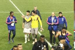 Momentos cuando el portero del Real Madrid y de la Selección de Costa Rica, Keylor Navas, salía del campo abrazado con James Rodríguez.