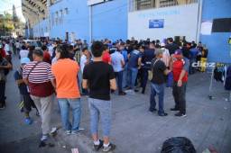 Gran cantidad de aficionados han llegado desde temprano al estadio Nacional.