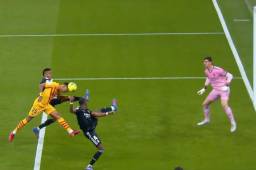 ¡Explosividad y martillazo! Dembélé deja atrás a Nacho y centra a Aubameyang que de cabeza adelanta al Barcelona