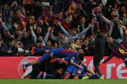 Los jugadores del Barcelona celebrando luego de la hazaña en el Camp Nou.