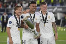 Modric, Kroos y Casemiro posando con la Supercopa de Europa que ganó el Real Madrid en Finlandia.