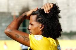 El defensor Wilfredo Barahona hace un enorme gesto con una familia de escasos recursos.