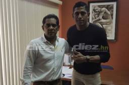El delantero Carlo Costly junto al director deportivo de Marathón, Rolin Peña, cuando firmaban el contrato este jueves en San Pedro Sula. Foto DIEZ