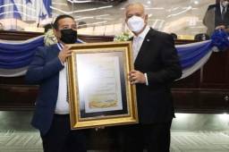 Nahún Aguilar recibió el premio como 'Cronista del año' que entrega el Congreso Nacional.