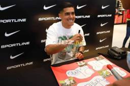 Luis Palma regaló fotos y firmas a aficionados hondureños en Tegucigalpa. Foto: Emilio Flores