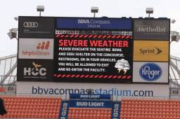 Autoridades del estadio han anunciado que existe tormenta eléctrica y de momento frenaron el acceso de aficionados al recinto.