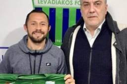 El hondureño Alfredo Mejía posando con la camisa del Levadiakos FC de la segunda división de Grecia donde vivirá su tercera aventura.