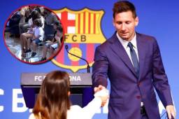 Antonela Roccuzzo salió al rescate con un pañuelo cuando vio que Messi se derrumba en lágrimas.