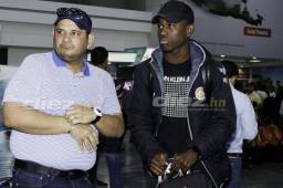 El defensor hondureño Wesly Decas, llegó a San Pedro Sula tras no continuar con el Nacional de la primera división de Portugal. Lo fue a recibir el DT Cristobal Bu.