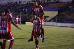 El mediocampista Marcelo Canales fue la gran figura al anotar los dos tantos del Vida en el triunfo ante el Marathón.