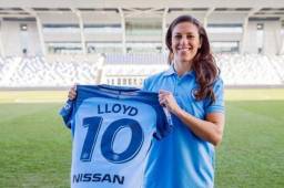 La mejor jugadora del mundo, Carli Lloyd, posando con la camisa 10 del Manchester City donde iniciará una nueva aventura. Foto cortesía MCity