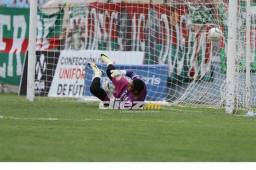 ¡Terrible error! Portero del Vida comete gran despiste y el Chino López lo convierte en gol para el Marathón