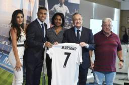 El delantero Mariano Díaz en su presentación con el Real Madrid fue acompañado de sus padres y su bella novia. Foto EFE