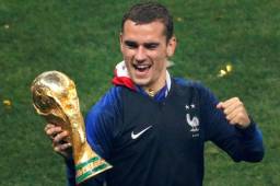 Antoine Griezmann posando con la copa que lo acredita como campeón del Mundial de Rusia 2018.