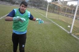 A sus 13 años ya debutó en Liga Mayor y se entrena en canchas de la Fenafuth en Siguatepeque.