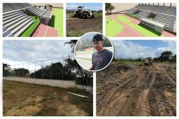 Ya se edificó una parte del muro perimetral y se inició la compactación del terreno. Las posteles del avance de la construcción del estadio de béisbol de Juticalpa que llevará por nombre; Mauricio Dubón.