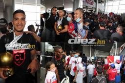 La delegación del Olimpia llegó en horas del mediodía de este jueves en el Aeropuerto de Toncontín. FOTOS: David Romero.