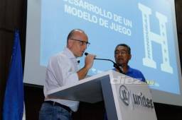 Fabián Coito, seleccionador de Honduras, brindó una charla a los técnicos nacionales el martes por la noche en Unitec.
