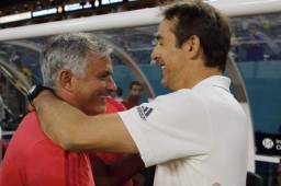 Julen Lopetegui se dan un un amistoso abrazo antes de iniciar el juego en el Hard Rock de Miami.