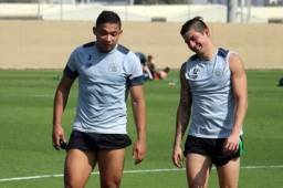 Emilio Izaguirre al escuchar el cántico se aseguró de que su compañero el tico Cristian Gamboa lo escuchara.