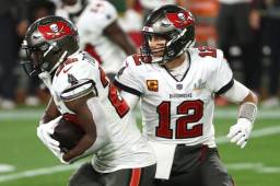 Tom Brady ha dado tres pases de touchdowns en el la primera parte; dos para Gronwkowski y uno para Antonio Browns y están venciendo a los Chiefs.