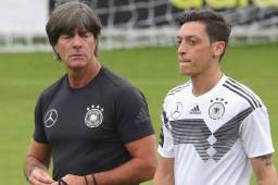 Low junto con Ozil en una de las sesiones de entrenamiento durante la Copa del Mundo.