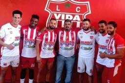 El presidente del Vida Luis Cruz junto a los nuevos fichajes para el Torneo Clausura 2022.