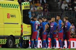 Los jugadores del FC Barcelona viendo con preocupación cómo montaban a su compañero rumbo a la clínica.