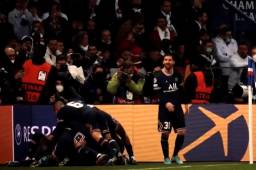 Mientras los jugadores del PSG celebran con Mbappé, Messi se acerca y luego se muestra distante.