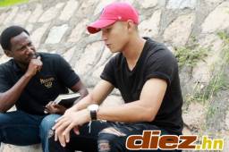 El jugador del Motagua, Héctor Castellanos, cuando le cuenta su historia al periodista de DIEZ, Limber Pérez. Fotos Ronal Aceituno