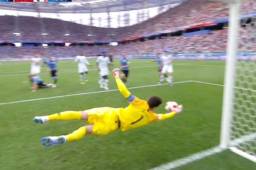 Atajada monumental de Hugo Lloris frente a Martín Cáceres.