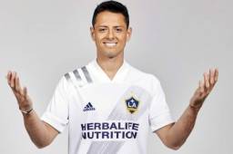 El delantero mexicano Javier 'Chicharito' Hernández posa con la camisa y brinda sus primeras palabras como jugador del LA Galaxy. Fotos LA Times