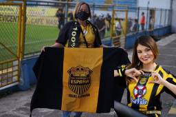 Doña Olga Castro, la aficionada y “madrecita” que sigue a Real España desde 1975