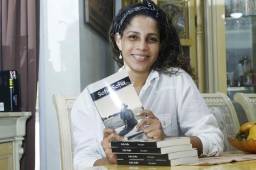 Emy James, esposa de Carlos Pavón, ahora es escritora y ha publicado su primera novela, la que está ya a la venta en Amazon. Fotos Neptalí Romero