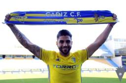 El delantero hondureño Jonathan Mejía, cuando era presentado como nuevo jugador del Cádiz, equipo en el que brilló en los años 80 Jorge 'Mágico' González.