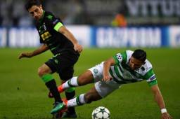 El hondureño Emilio Izaguirre se cae tras chocar con el jugador del Borussia, Lars Stindl durante el partido celebrado en Alemania. Foto AFP